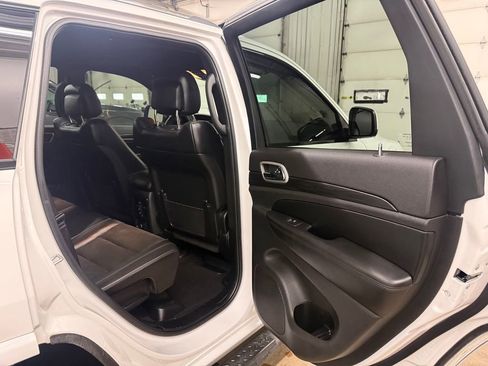 Used 2019 Jeep Grand Cherokee Altitude AWD/4WD image 30
