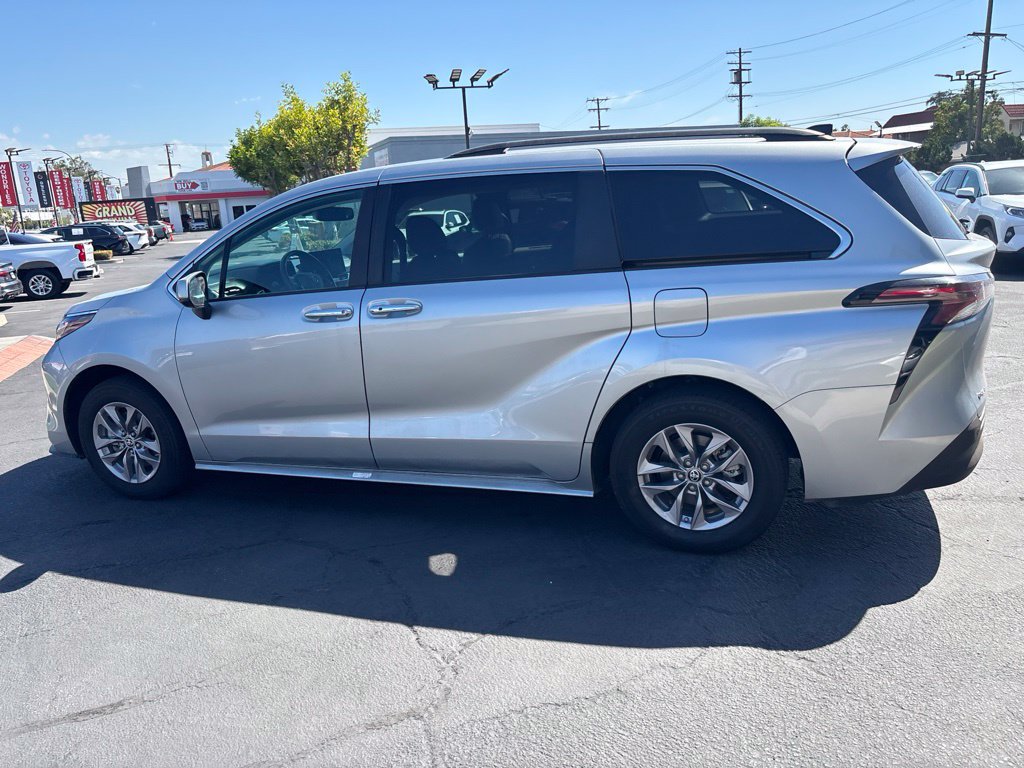 Used 2025 Toyota Sienna XLE FWD image 7