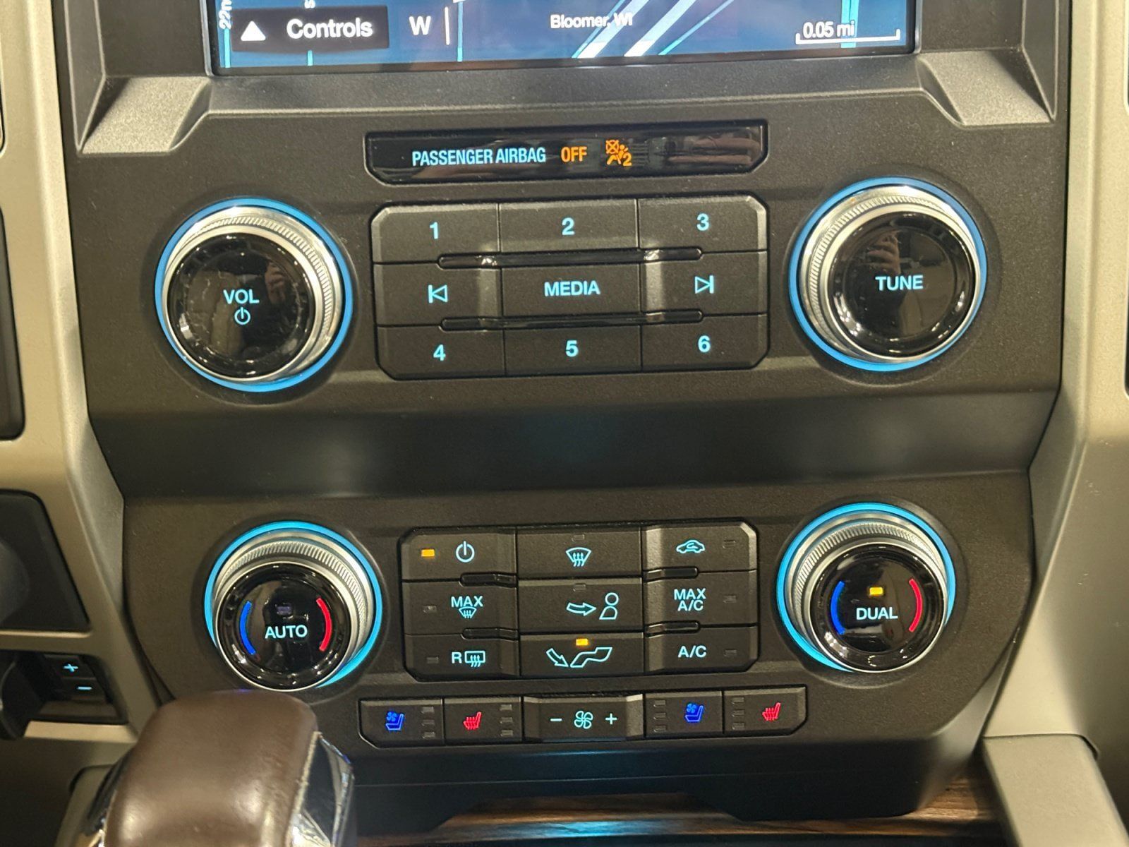 Used 2019 Ford F150 Lariat w/ Equipment Group 502A Luxury AWD/4WD image 21