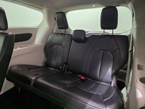 Used 2023 Chrysler Pacifica Touring-L FWD image 25