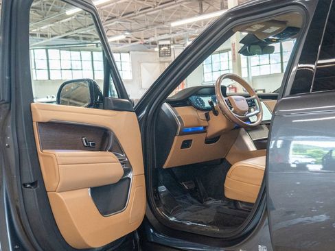 Certified 2025 Land Rover Range Rover SE AWD/4WD image 11