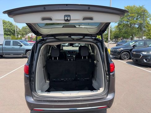 Used 2020 Chrysler Pacifica Limited w/ Tire & Wheel Group FWD image 12
