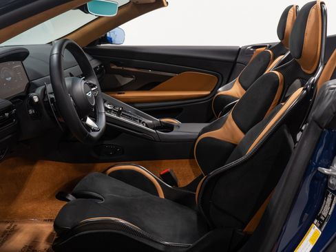 Used 2024 Aston Martin DB12 Convertible image 38