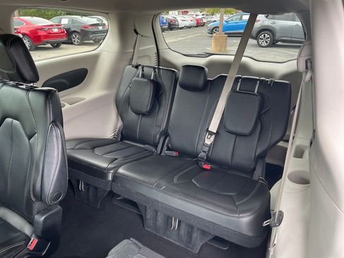 Used 2023 Chrysler Pacifica Touring-L FWD image 31