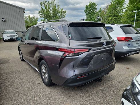 Used 2021 Toyota Sienna XLE w/ XLE Plus Package FWD image 3