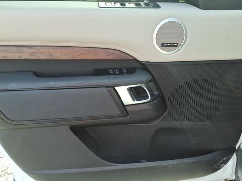 Used 2018 Land Rover Discovery HSE AWD/4WD image 18
