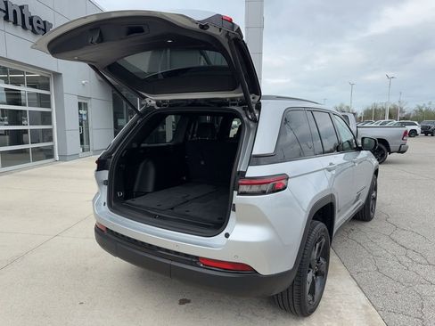 Used 2024 Jeep Grand Cherokee Limited w/ Black Appearance Package image 14