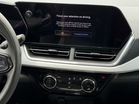 Used 2025 Chevrolet Trax LT FWD image 17