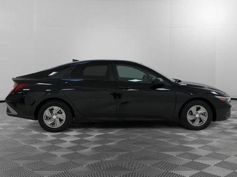 Used 2024 Hyundai Elantra SE FWD image 6