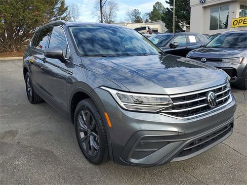 Certified 2023 Volkswagen Tiguan SE image 3