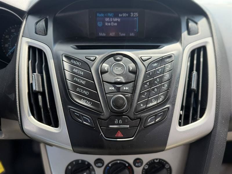Used 2013 Ford Focus SE w/ Cargo Management Pkg FWD image 27