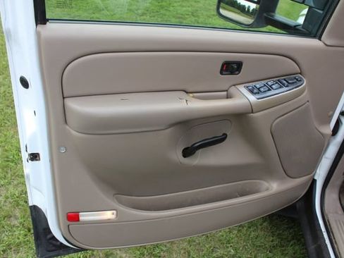 Used 2006 Chevrolet Silverado 2500 LT w/ Heavy-Duty Power Package AWD/4WD image 21