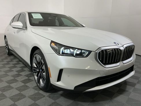 Certified 2025 BMW 530i w/ Premium Package image 4