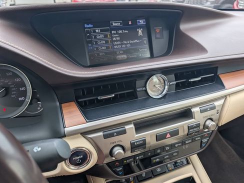 Used 2016 Lexus ES 300h w/ Luxury Package w/Wood Trim FWD image 9