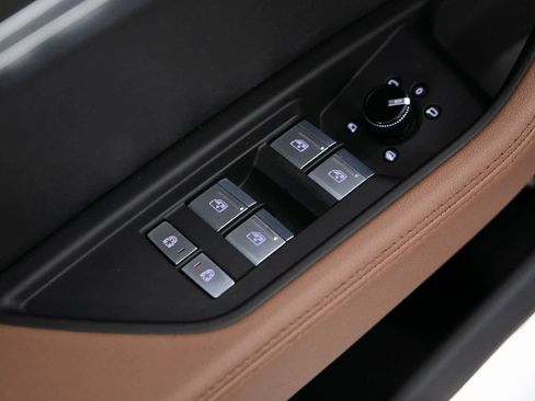 Used 2022 Audi e-tron Premium Plus w/ Premium Plus Package image 18