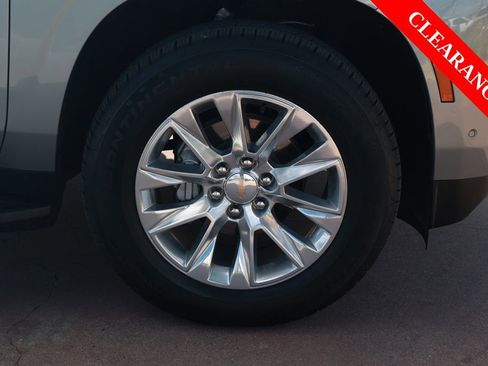 Used 2025 Chevrolet Suburban Premier image 8