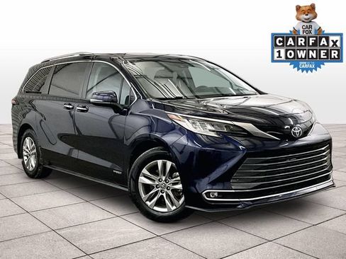 Used 2021 Toyota Sienna Limited FWD image 2