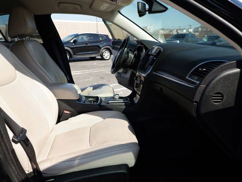 Used 2018 Chrysler 300 Limited image 26