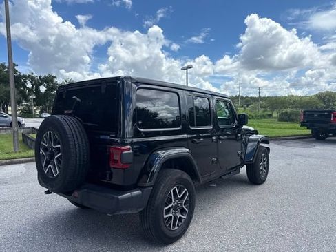 Used 2026 Jeep Wrangler Unlimited Sahara AWD/4WD image 7
