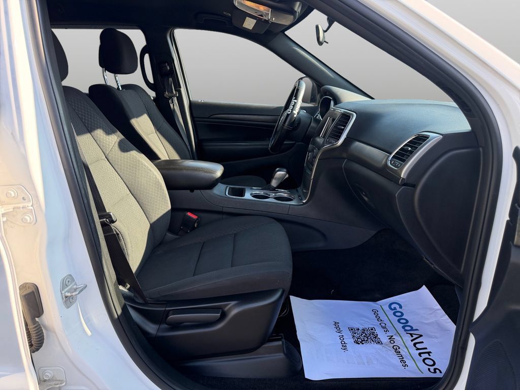 Used 2018 Jeep Grand Cherokee Laredo AWD/4WD image 21