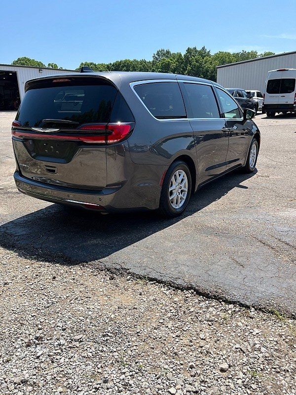Used 2023 Chrysler Pacifica Touring-L FWD image 7