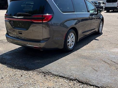 Used 2023 Chrysler Pacifica Touring-L FWD image 7