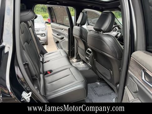 Used 2025 Jeep Grand Cherokee Limited w/ Luxury Tech Group II AWD/4WD image 18