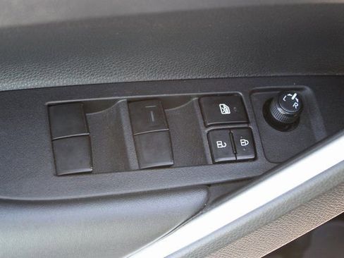 Used 2022 Toyota Corolla Cross LE image 13