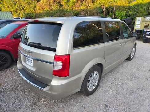 Used 2016 Chrysler Town & Country Touring w/ Driver Convenience Group FWD image 5