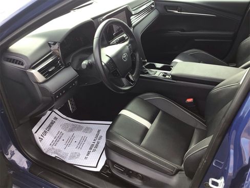 Used 2025 Toyota Camry SE image 9