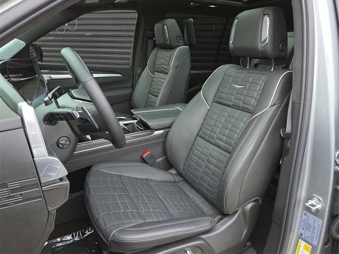 Used 2025 Cadillac Escalade ESV V image 5