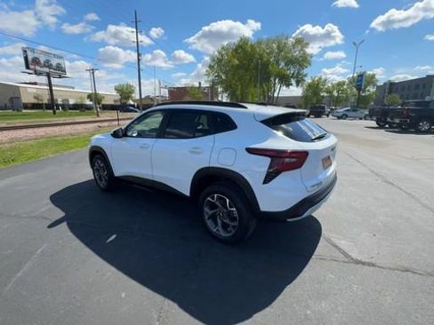 Used 2024 Chevrolet Trax LT w/ LT Convenience Package FWD image 6