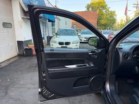 Used 2016 Jeep Compass Latitude FWD image 26