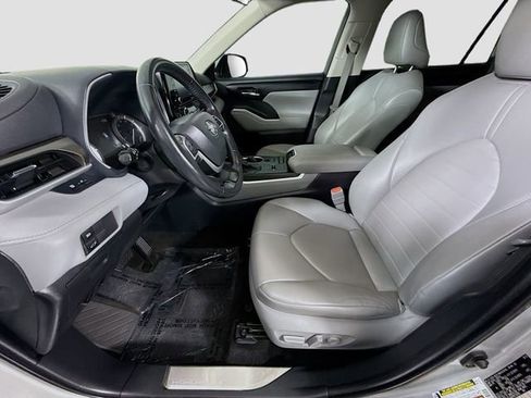 Used 2022 Toyota Highlander XLE FWD image 20