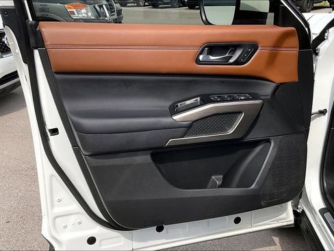 Used 2023 Nissan Pathfinder Platinum image 25