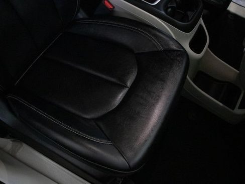 Used 2024 Chrysler Pacifica Touring-L FWD image 18