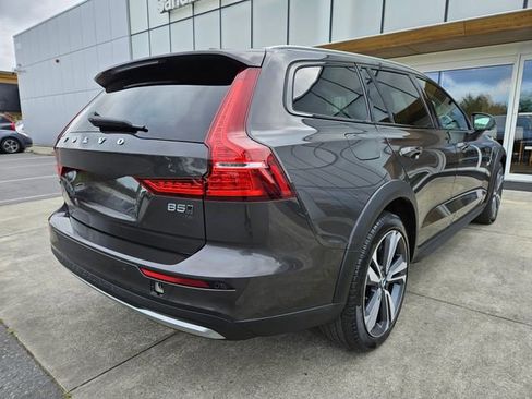 Certified 2025 Volvo V60 B5 Cross Country Plus AWD/4WD image 5