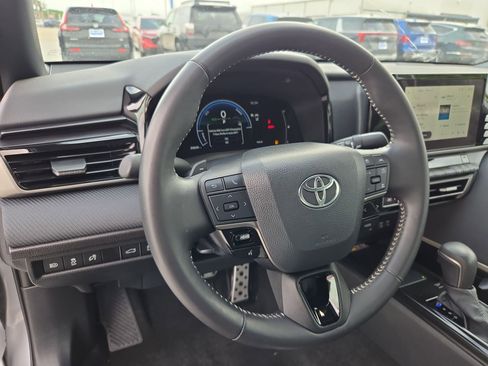 Used 2025 Toyota Camry SE w/ Convenience Package image 17