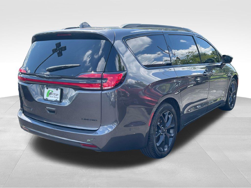 Used 2022 Chrysler Pacifica Limited w/ S Appearance Package FWD image 8