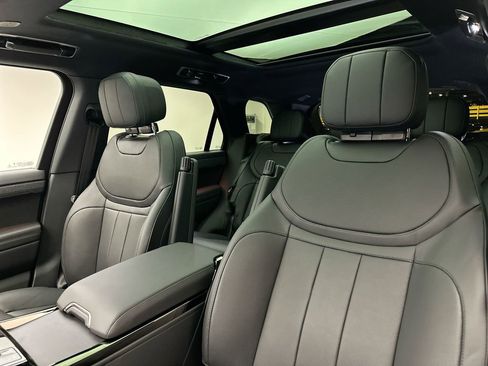 Used 2025 Land Rover Range Rover Sport Dynamic SE image 8