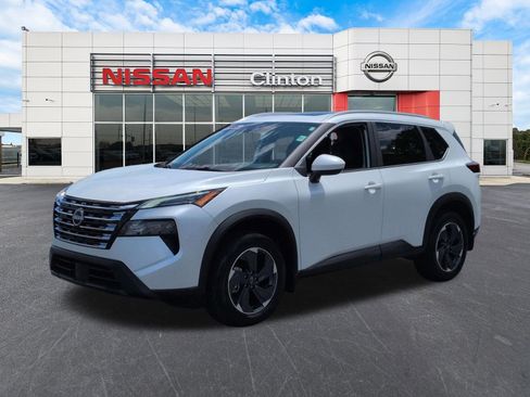 Used 2025 Nissan Rogue SV w/ SV Premium Package FWD image 7
