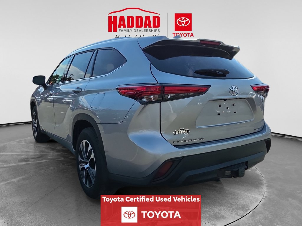 Certified 2021 Toyota Highlander XLE AWD/4WD image 3