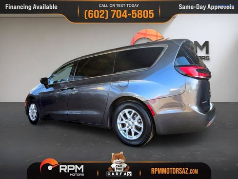 Used 2023 Chrysler Pacifica Touring-L FWD image 4
