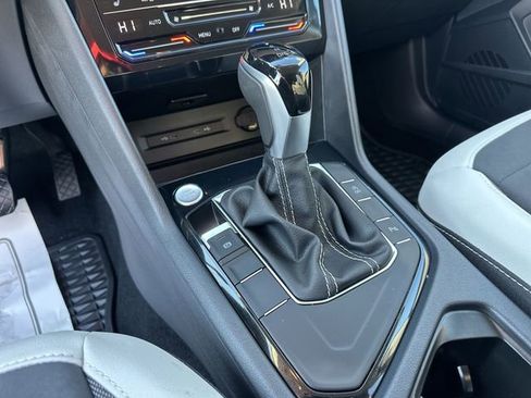 Certified 2025 Volkswagen Taos SE image 21