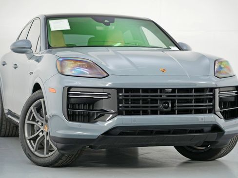Used 2024 Porsche Cayenne Turbo image 4