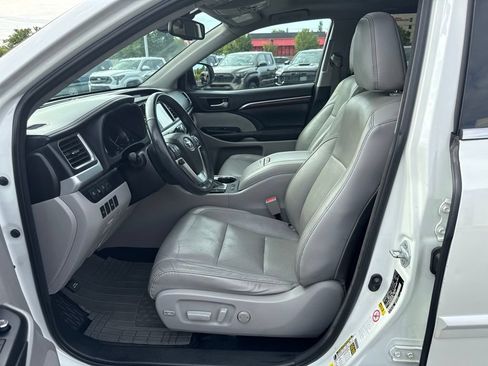 Used 2016 Toyota Highlander Limited w/ Driver Technology Package AWD/4WD image 10
