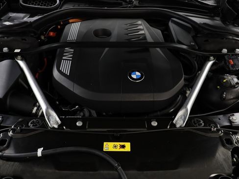 Certified 2025 BMW 750e xDrive w/ Executive Package image 23