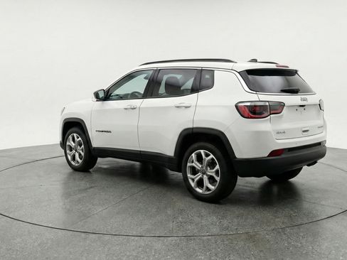 Used 2025 Jeep Compass Latitude AWD/4WD image 6