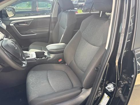 Used 2025 Toyota RAV4 XLE AWD/4WD image 16