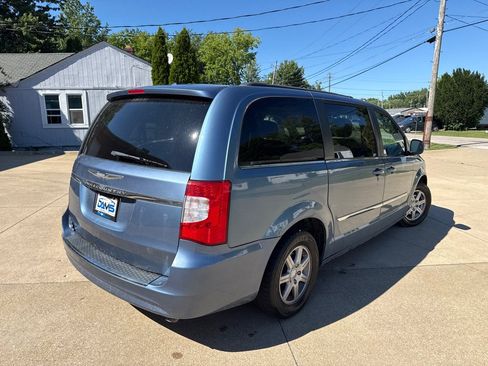 Used 2012 Chrysler Town & Country Touring FWD image 6